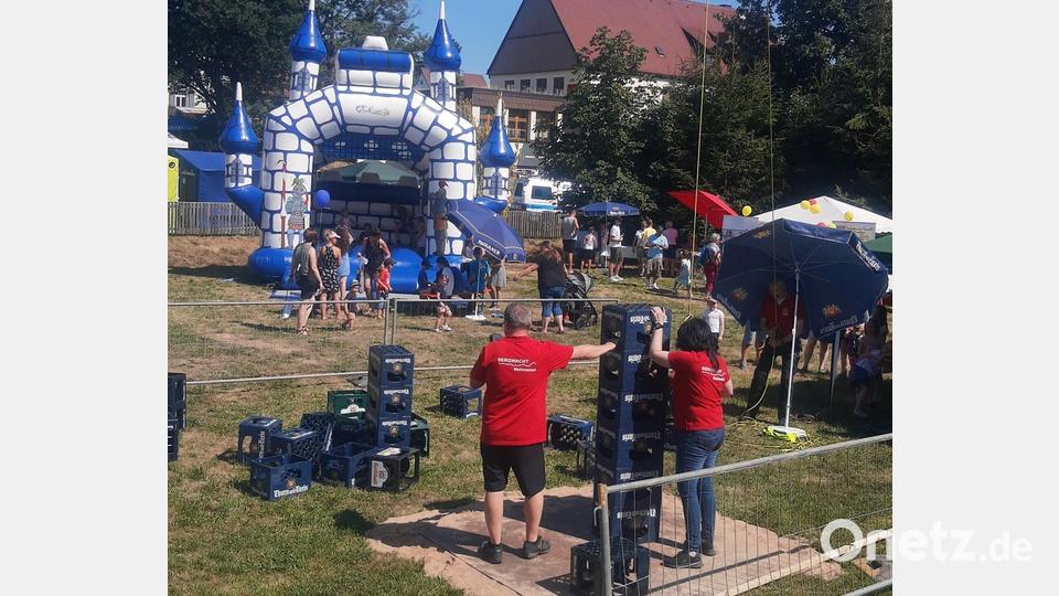 Beim Bierkastenstapeln und bei den Hüpfburgen war Spaß garantiert. Bild: ld