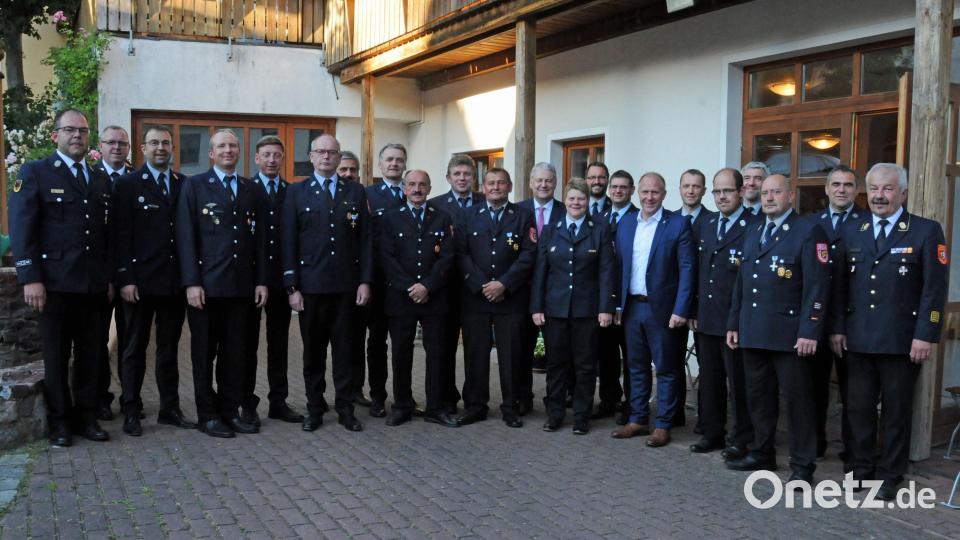 Auf insgesamt 445 Jahren bringen es die kürzlich geehrten Feuerwehrmänner der Feuerwehren Schnaittenbach, Kemnath am Buchberg und Holzhammer. Bild: Christine Hollederer/exb