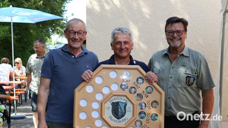 Beim Fischerfest in Rieden wurde der Fischerkönig ermittelt. Bürgermeister Erwin Geitner, Fischerkönig Thomas Dietl und Vorsitzender Dieter Teich (von links). Bild: mrr
