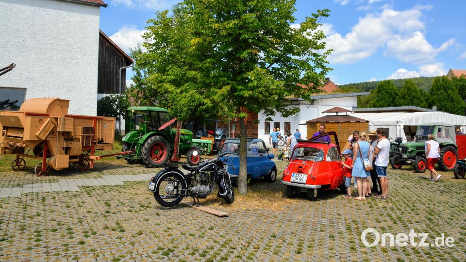 Besucher aus nah und fern wollten die Oldtimer-Ausstelung am Gemeinschaftshaus in Ehenfeld besichtigen. Bild: fdl