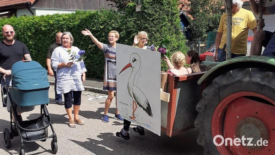 10 Jahre &quot;Storchenfest&quot; feierte die Anwohner der Siedlung in Schönkirch. Mit viel Freude und Gaudi zogen die Siedler durch das Dorf. Bild: ubb