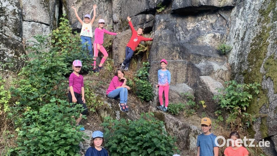 13 Mädchen und 2 Buben beteiligen sich am Kletter-Ferienprogramm am Neuhauser Burgfelsen. Bild: Wolf/exb