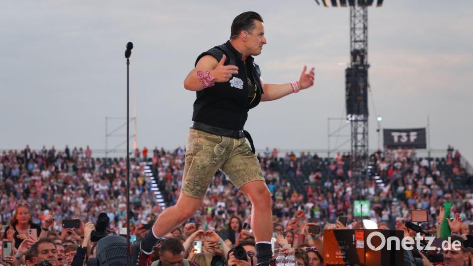 Andreas Gabalier steht im Rahmen der „Back to Live Show“ bei einem Open Air Konzert auf der Bühne. Bild: Karl-Josef Hildenbrand/dpa/Archivbild