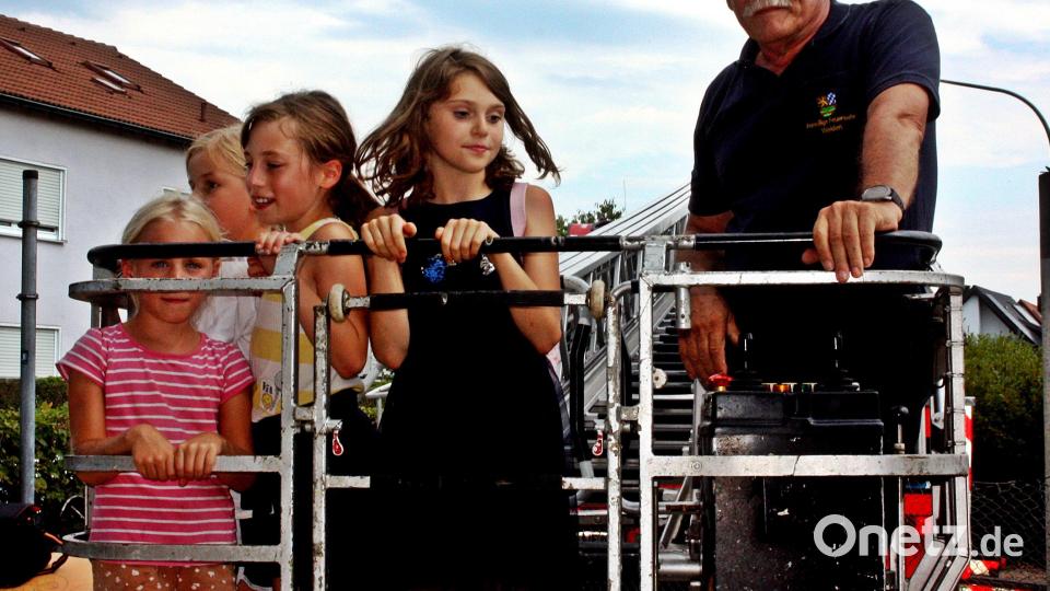 Hoch hinaus ging es für die Kinder beim Spielplatzfest der Siedlergemeinschaft Rehbühl mit der Feuerwehrleiter. Bild: R. Kreuzer