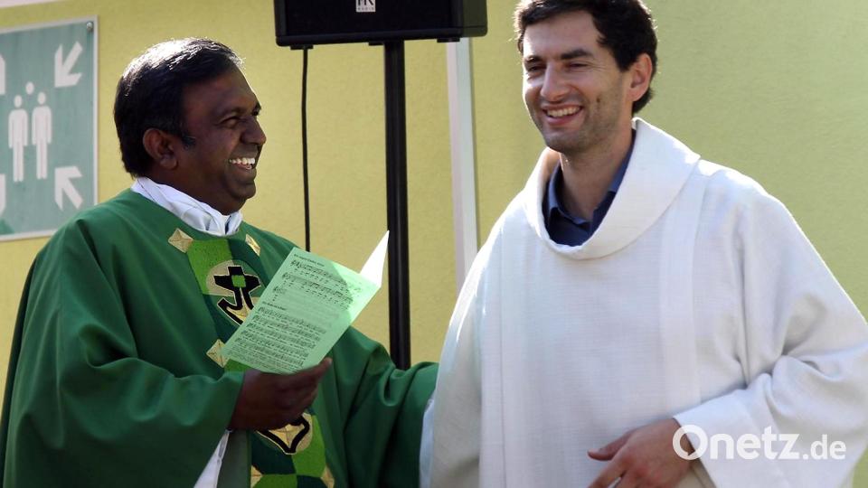 Pfarrvikar Donald und Pastoralreferent Andreas Hornauer (von links) verlassen die Pfarreiengemeinschaft St. Vitus/St. Margareta. Anlässlich des Pfarrfestes wurden sie verabschiedet. Bild: ads