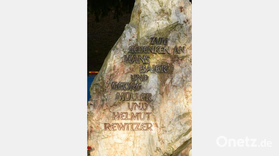 Am Gedenkstein in der Kreuzberganlage ist der Name Helmut Rewitzer den beiden anderer verdienter Pleysteiner Bürger angefügt. Bild: bey