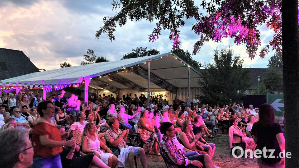 Anfangs saßen sie noch, später hielt es die Zuhörer beim Italienischen Abend am Kemnather Kultursommer kaum noch auf den Plätzen. Bild: stg