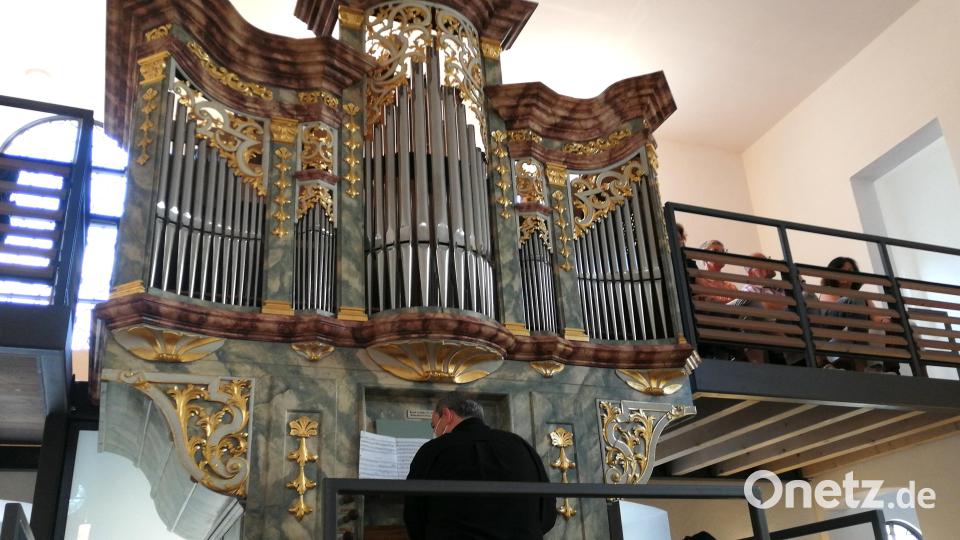 Steffen Kordmann an der jüngst restaurierten Orgel. Bild: dir