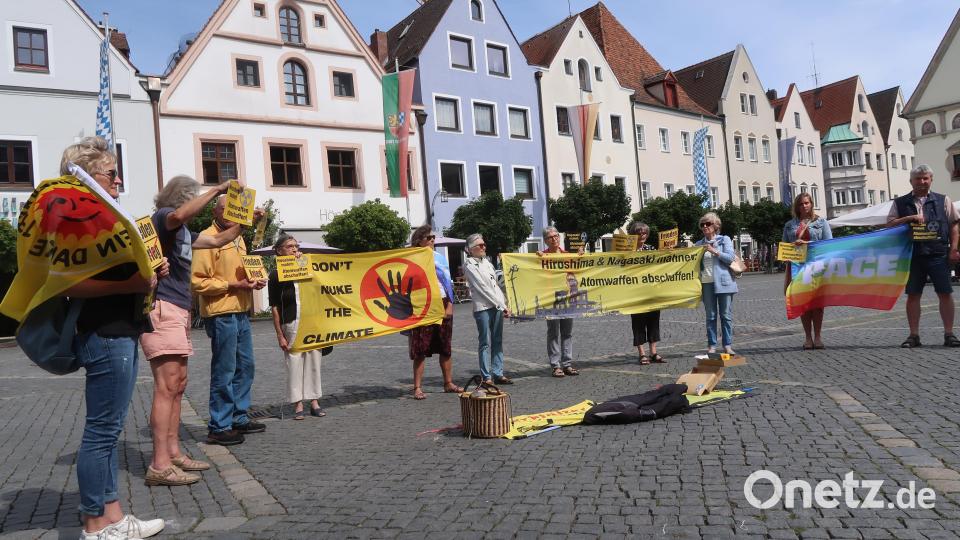 Die Bürgerinitiative gegen atomare Anlagen erinnert am Oberen Markt an die Atzombombenabwürfe in Hiroshima und Nagasaki. Bild: Kunz