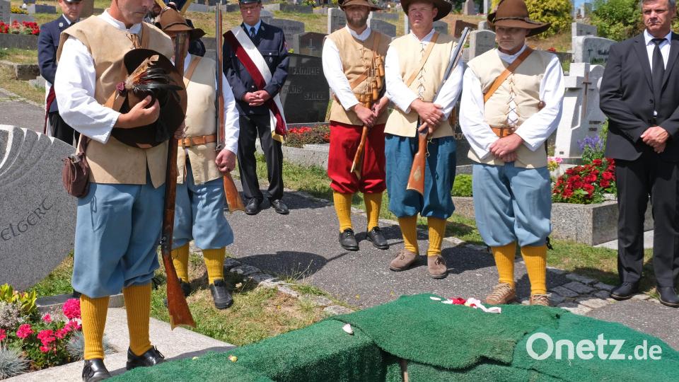 Eine Abordnung der Burgwehr verabschiedet sich am offenen Grab von ihrem &quot;Leutnant Niklas Fraas&quot;. Ihm zu Ehren schießt die Gruppe auch einen Salut. Bild: nm