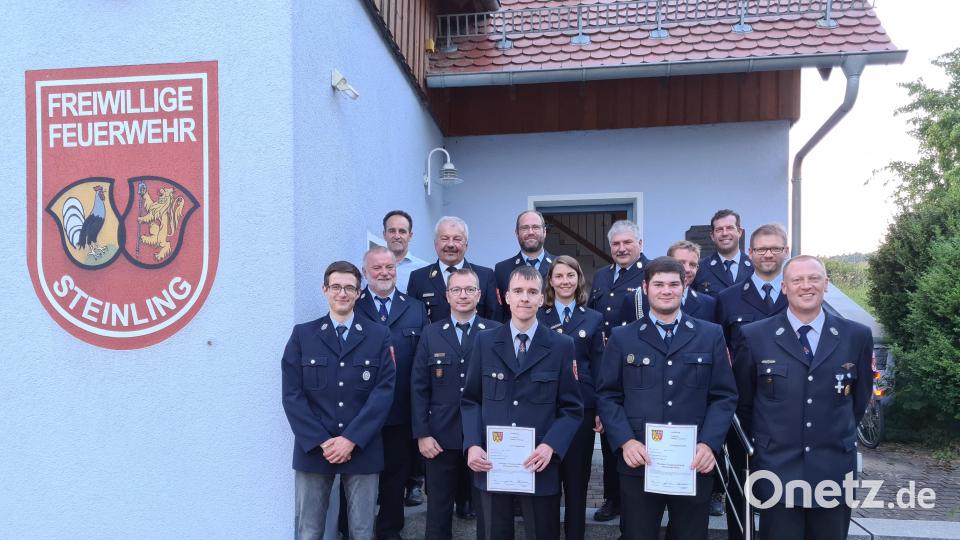 Die neue Mannschaft bei der Freiwilligen Feuerwehr Steinling mit den Landkreisverantwortlichen und Bürgermeister Hans-Jürgen Strehl. Bild: gru
