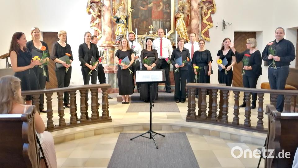 Cantico in der Spitalkirche mit Dirigentin Edeltraud Appl ( Zweite von rechts), Organist Steffen Kordmann (rechts) und Andrea Zedler (links). Bild: dir