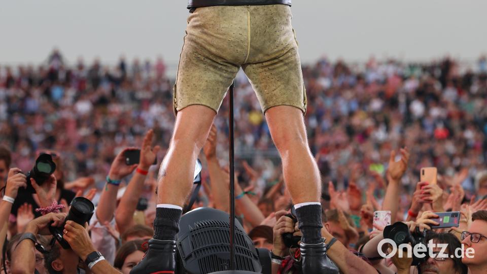 Andreas Gabalier steht im Rahmen der "Back to Live Show" bei einem Open Air Konzert auf dem Messegelände vor über 90000 Besuchern auf der Bühne. Bild: Karl-Josef Hildenbrand/dpa