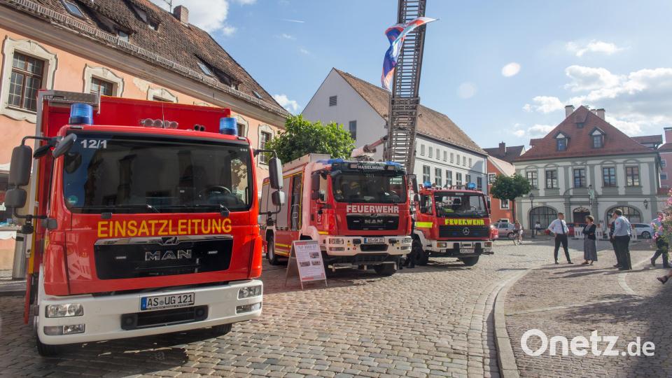 Am Vorplatz vor dem Stadttheater waren Feuerwehrfahrzeuge aufgereiht, um die Gäste zu begrüßen. Bild: egl