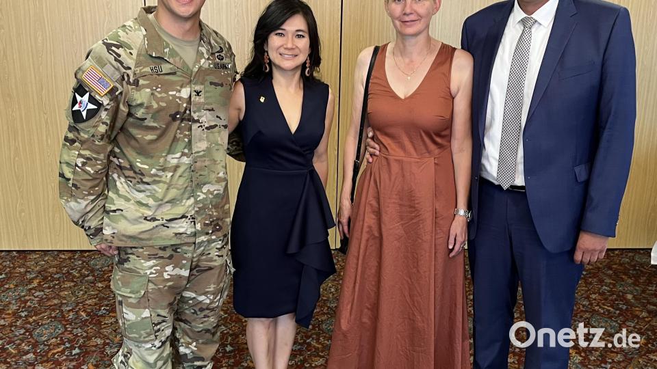 Bürgermeister Edgar Knobloch (rechts) und seine Frau Gabi freuten sich beim Empfang des neuen Kommandeurs Oberst Wilbur Hsu (links) und seiner Frau Amy über kommende gemeinsame Aktivitäten. Die Stadt Grafenwöhr und den „Rail-Gunners“ verbindet eine 2018 geschlossene Partnerschaft. Bild: mor