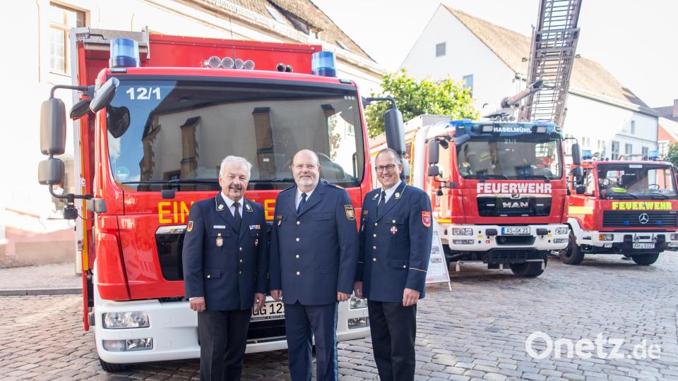 Als Ehrengäste hieß Kreisbrandrat Fredi Weiß (links) auch den Oberpfälzer Polizeipräsidenten Norbert Zink (Mitte) und den Vorsitzenden des bayerischen Landesfeuerwehrverbands, Johann Eitzenberger (rechts), willkommen. Bild: egl
