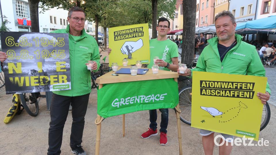 Ehrenamtliche von Greenpeace Weiden protestieren gegen Atomwaffen. Bild: Kunz