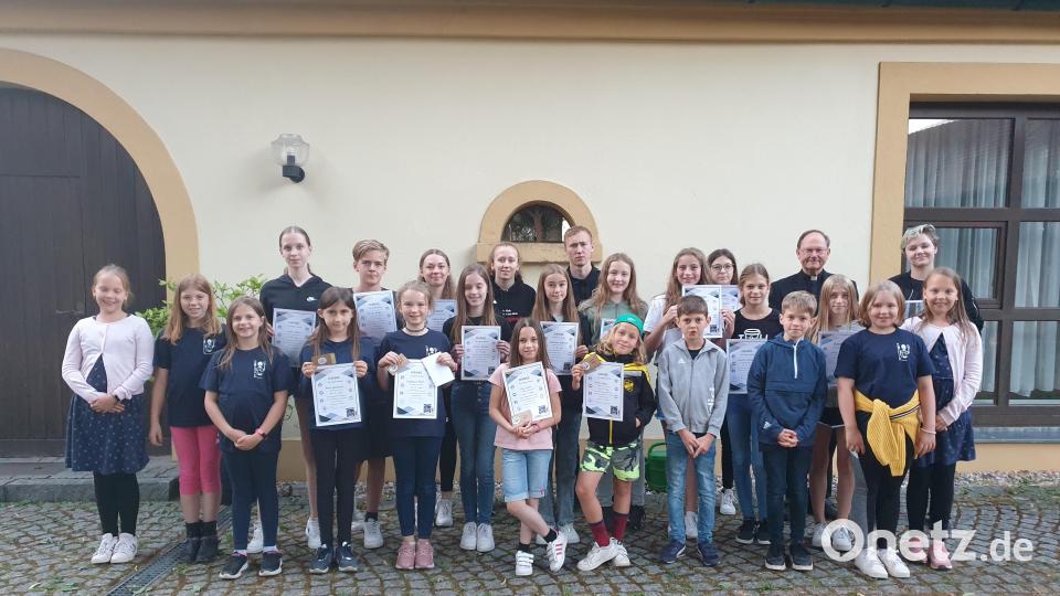 Aus den Reihen der Ministranten verabschiedet wurde Alexandra Pühl, hinten rechts.
Jonas Zeitler, im Bild hinten in der Mitte, gehört zu den dienstältesten Ministranten in Kastl, ebenso Lukas Hoffmann, nicht im Bild. Bild: rpp