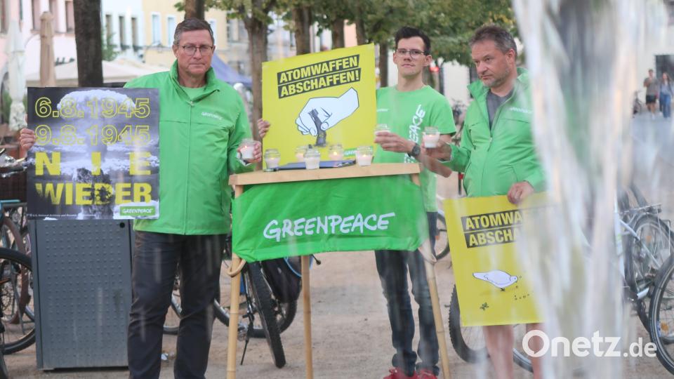 Ehrenamtliche von Greenpeace Weiden protestieren vor dem Mauermann-Brunnen am Unteren Markt gegen Atomwaffen. Bild: Kunz