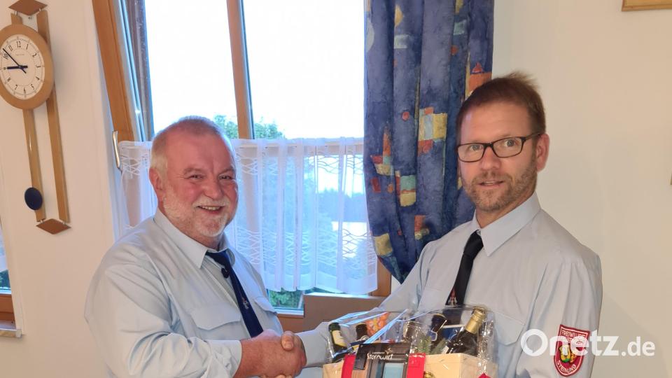 Vorsitzender Jochen Weiß dankt Richard Winter für die vielen ehrenamtlichen Jahre bei der Feuerwehr Steinling. Bild: gru