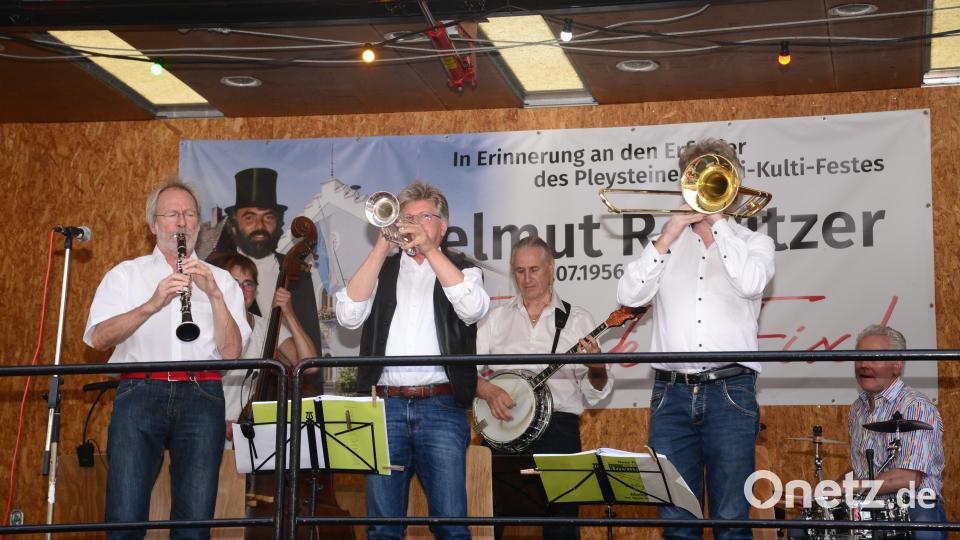 Zum Abschluss des Gedenkens an Helmut &quot;Fix&quot; Rewitzer gab Hans Riedels Jazzband &quot;New-Orleans-Joymakers&quot; ein Gastspiel am Marktplatz. Bild: bey