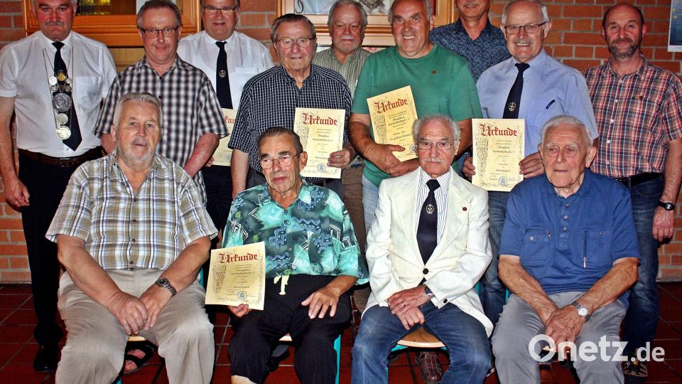 Der Oberpfälzer Handwerkerbund zeichnet etliche treue Mitglieder aus. Bild: R. Kreuzer