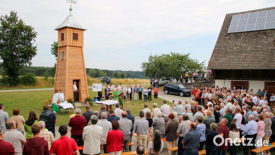 Die Festmesse unter freiem Himmel zum 100-jährigen OWV-Jubiläum um Pfarrer Erwin Bauer zog viele Besucher an. Bild: gz
