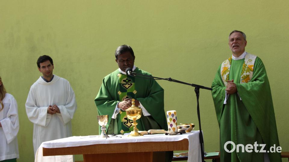 Pfarrvikar Donald und Pastoralreferent Andreas Hornauer (von links) verlassen die Pfarreiengemeinschaft St. Vitus/St. Margareta und treten zum 1. September andernorts ihren Dienst an. Anlässlich des Pfarrfestes verabschiedete Pfarrer Josef Irlbacher (rechts) seine geschätzten Mitarbeiter vom Seelsorgeteam. Bild: ads