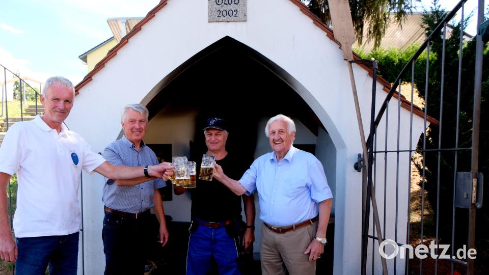 Ein kräftiges Prosit auf das kleine Jubiläum 20 Jahre Holzbackofen des OWV. Darauf stoßen (von links) Vorsitzender Markus Staschewski, einer seiner Vorgänger und Erbauer des Backofens, Peter Ruckdäschel, der Backofenwart Sigi Schell und Heimatpfleger und Bürgermeister a. D. Fred Lehner an, der schon immer ein heißer Befürworter des Backofens im Ensemble des Rathauses mit Heimatmuseum ist. Bild: exb