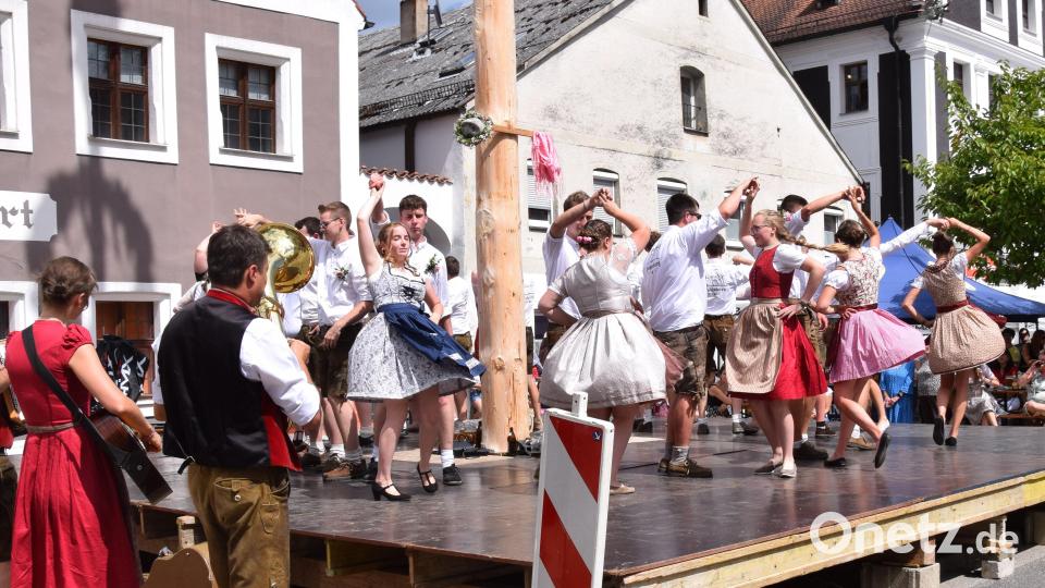 Das Baumaustanzen und das anschließende Schnoderhüpflsingen waren schweißtreibend. Verdienter Lohn war der Beifall von mehreren hundert Gästen. Bild: bö