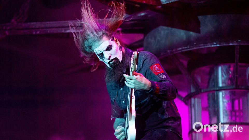 James Root, Gitarrist der Band „Slipknot“, steht beim Wacken Open Air Festival auf der Bühne. Bild: Daniel Reinhardt/dpa