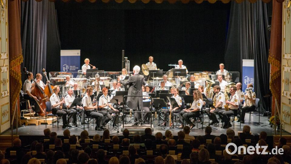 Zum 25. Geburtstag des Kreisfeuerwehrverbands Amberg-Sulzbach gab das bayerische Polizeiorchester ein Benefizkonzert im Amberger Stadttheater. Bild: egl