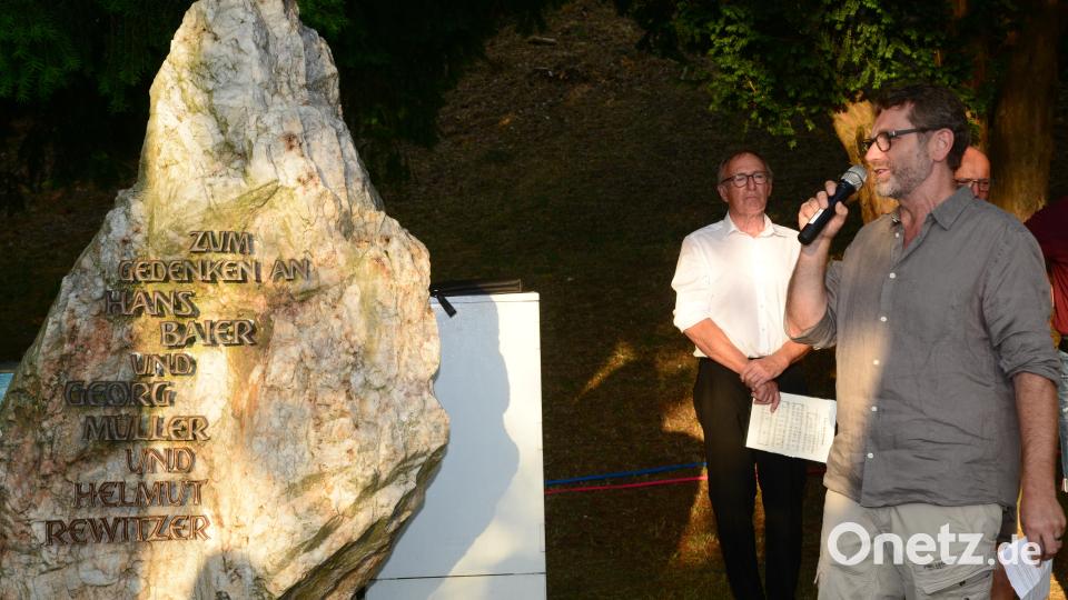 Bernhard Voit hat gemeinsam mit Helmut Rewitzer den Kulturkreis Pleystein e.V. gegründet. Am Gedenkstein in der Kreuzberganlage erinnter Voit in sehr persönlichen Worten an seine Zusammenarbeit mit Helmut Rewitzer, vor allem aber an die in der Jugendzeit gewachsene enge menschliche Verbindung. Bild: bey