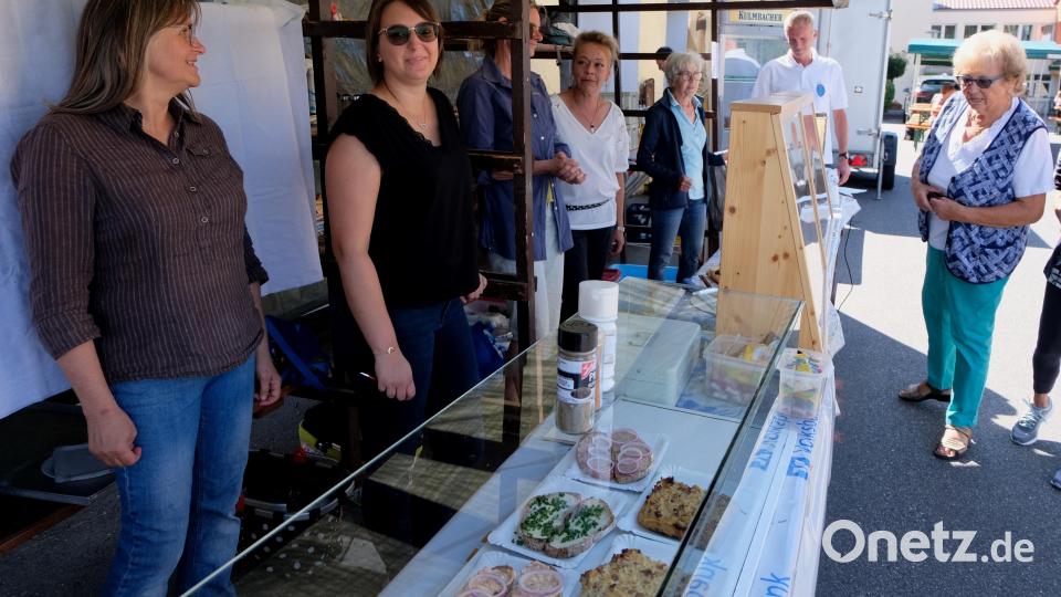 Fleißige Helferinnen und Helfer waren Garanten für einen erfolgreichen Ablauf des Backofenfestes am Samstag auf dem Rathausplatz. Bild: le