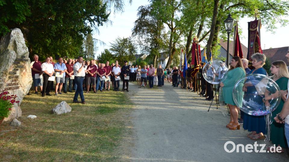 Bürgermeister Rainer Rewitzer würdigt in Anwesenheit der Famlie Helmut Rewitzers mit Tochter Cosima, Ehefrau Christa und Tochter Patricia die Verdienste seines verstorbenen Cousins um die Stadt Pleystein und die örtliche Vereinsgemeinschaft. Bild: bey