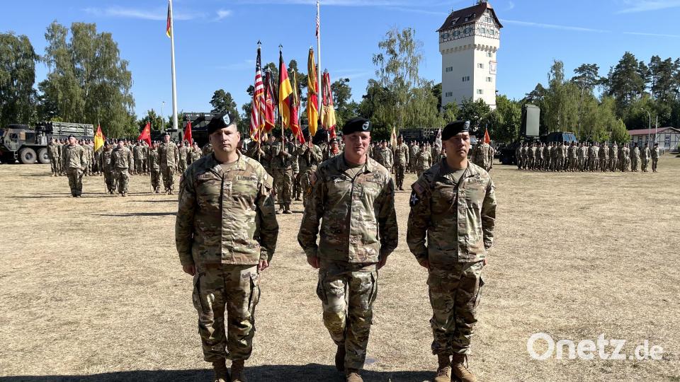 Brigadegeneral Joseph Hilbert (Mitte) übergab das Kommando über die 41. US-Feldartilleriebrigade von Oberst Daniel Miller(links) an Oberst Wilbur Hsu (rechts). Bild: mor
