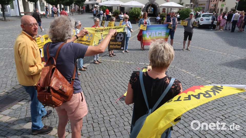Die Bürgerinitiative gegen atomare Anlagen hält Mahnwache. Bild: Kunz