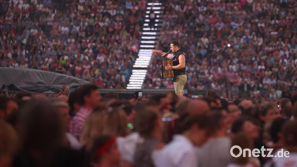 Der Superstar aus Österreich ist wegen einiger seiner Äußerungen nicht unumstritten. Aber die Riesenstimmung auf dem Messegelände zeigt: Den Fans ist das egal. Bild: Karl-Josef Hildenbrand/dpa