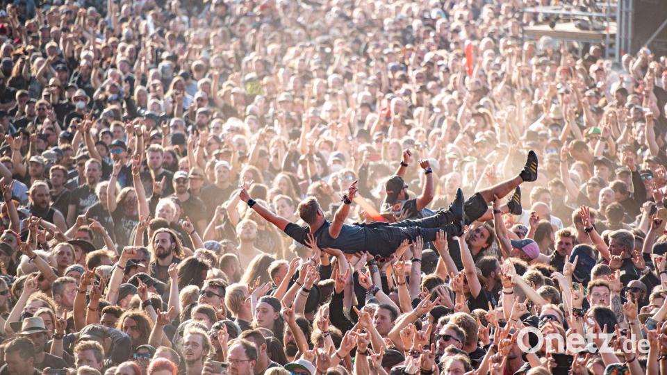 Crowdsurfen in Wacke. Das WOA gilt als größtes Heavy-Metal-Festival der Welt. Bild: Daniel Reinhardt/dpa
