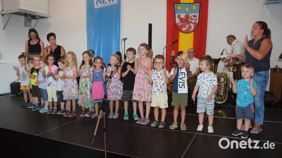 Die Kindergartenkinder singen, wie sehr sie sich über die neue Kulturscheune freuen. Bild: fz