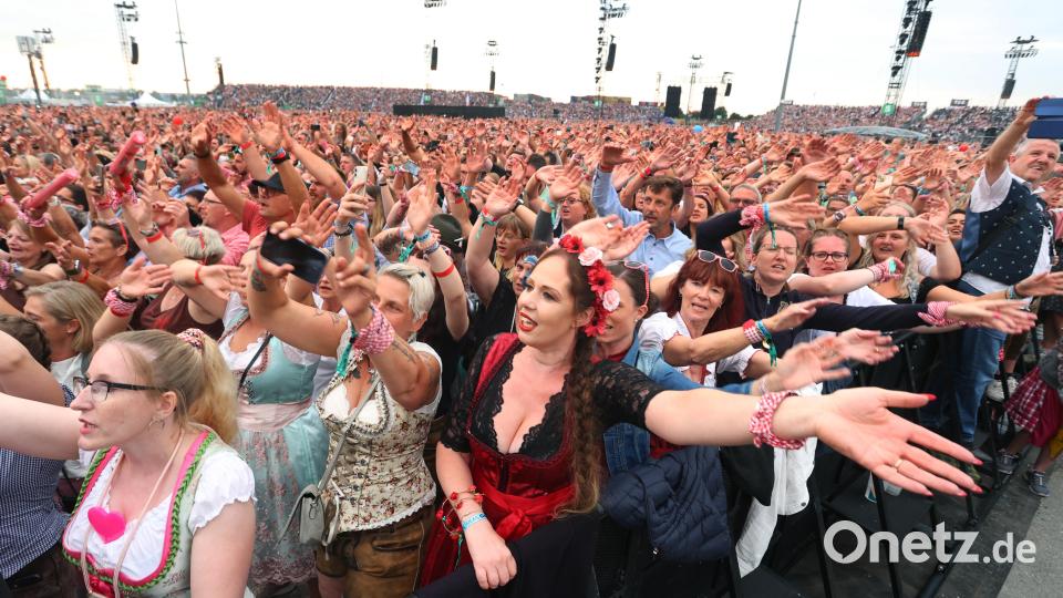 Fans jubeln während der "Back to Live Show" von Andreas Gabalier, bei einem Open Air Konzert auf dem Messegelände. Bild: Karl-Josef Hildenbrand/dpa