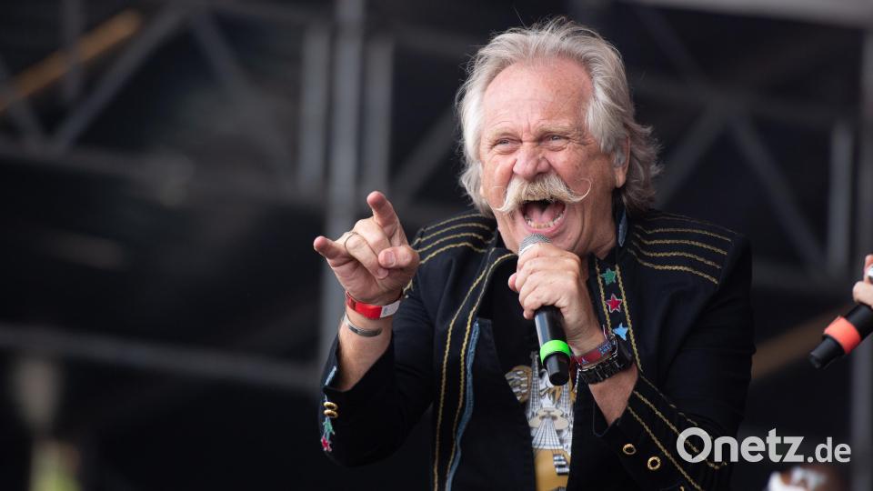 Henning Krautmacher, Sänger der Band Höhner, steht beim Wacken Open Air Festival auf der Bühne. Die Kölner Mundart-Band trat zum ersten Mal in Wacken auf. Bild: Daniel Reinhardt/dpa
