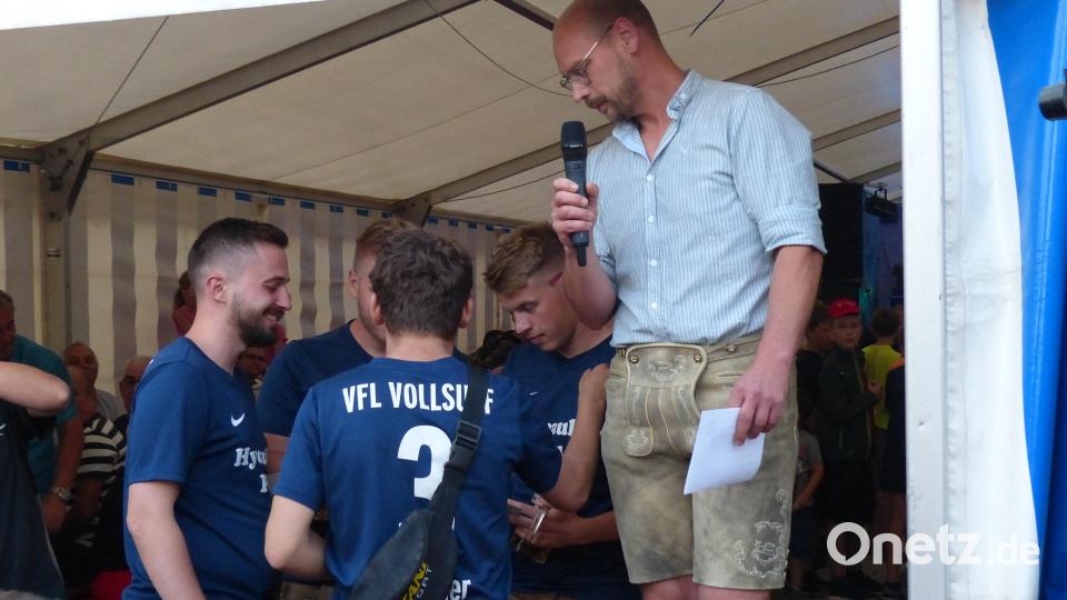 Das Team VfL Vollsuff holt sich bei Kartellvorsitzendem Sepp Hammer den ersten Preis ab Bild: hme