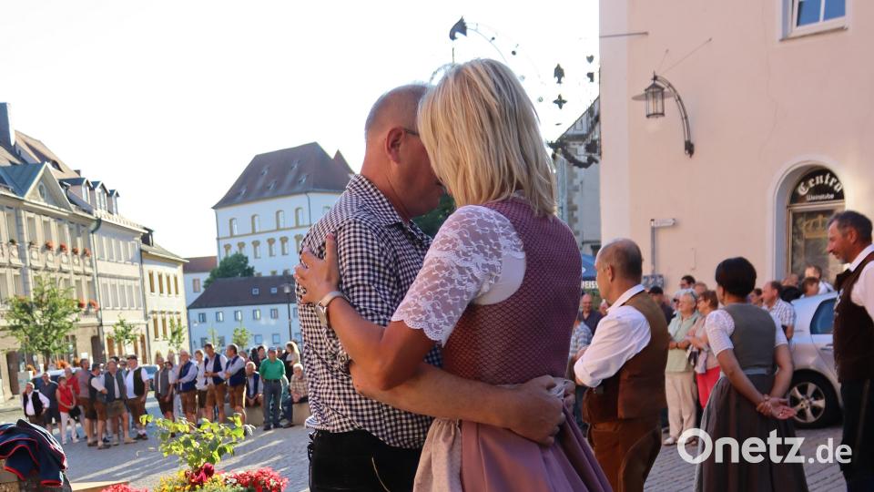 Schon bei der Eröffnung wuirde getanzt. Bild: mfh