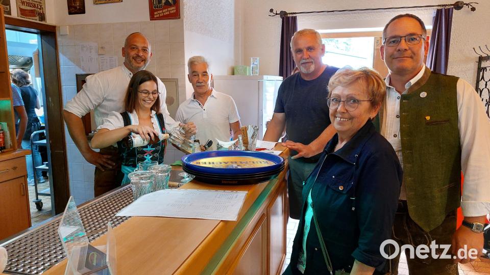 Gern lässt sich Bürgermeister Biller mit seinen Gemeinderäten ein Glas von den neuen Pächtern einschenken: (von links) die Wirte Simone Monath und Bastian Sollfrank, Wolfgang Krauß, Bürgermeister Ludwig Biller, Johanna Krauß und Mirko Bertl. Bild: gmü
