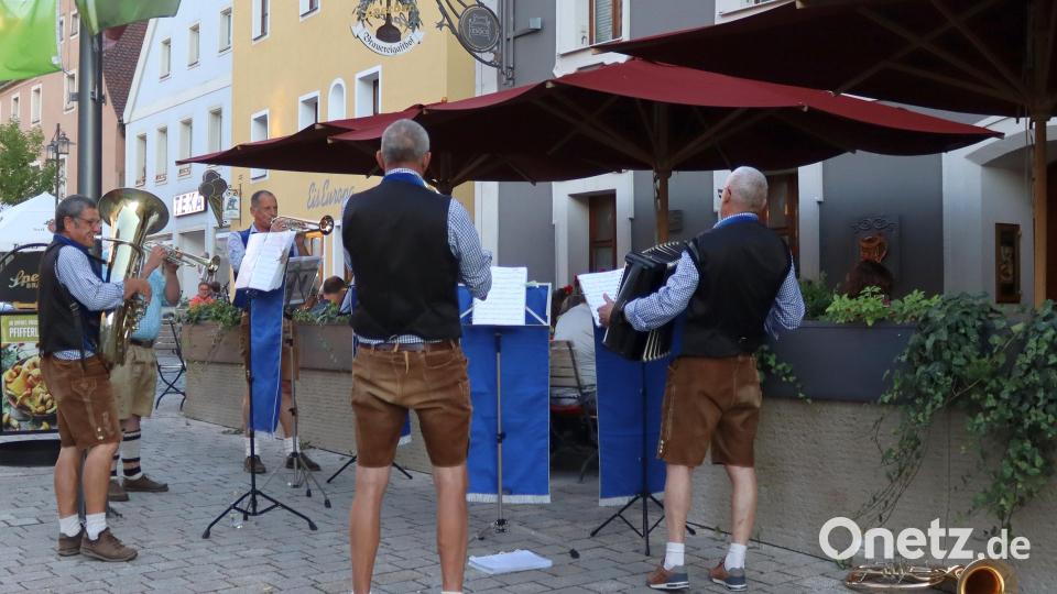 Das Ensemble S´Vils Blech heizte beim Gasthof Sperber ein. Bild: mfh