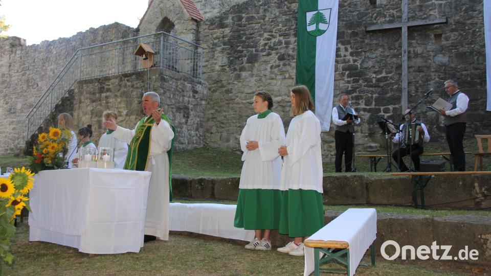 Pfarreer Alfons Kaufmann zelebriert den Festgottesdienst und der Murachtaler Dreigesang (im Hintergrund) macht ihn mit seinen Gesängen zu einem Festgottesdienst. Bild: frd