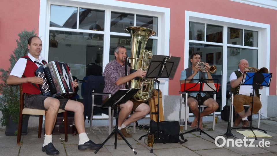 Vor dem Café Stadtgespräch spielte die Formation Blech Akkord. Bild: mfh