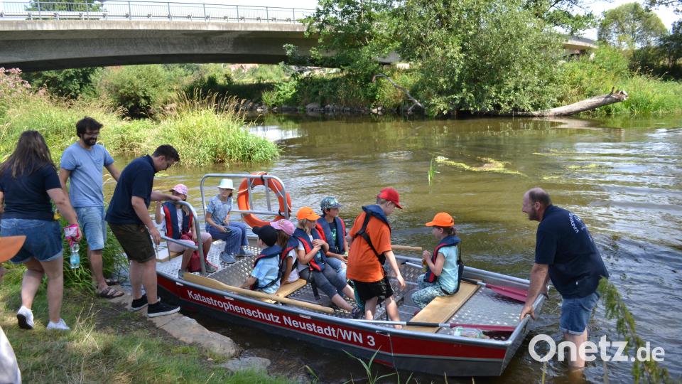 Gut ausgerüstet mit Schwimmwesten, Getränke und Gummibärchen starteten die Teilnehmer die Bootstour. Bild: kki