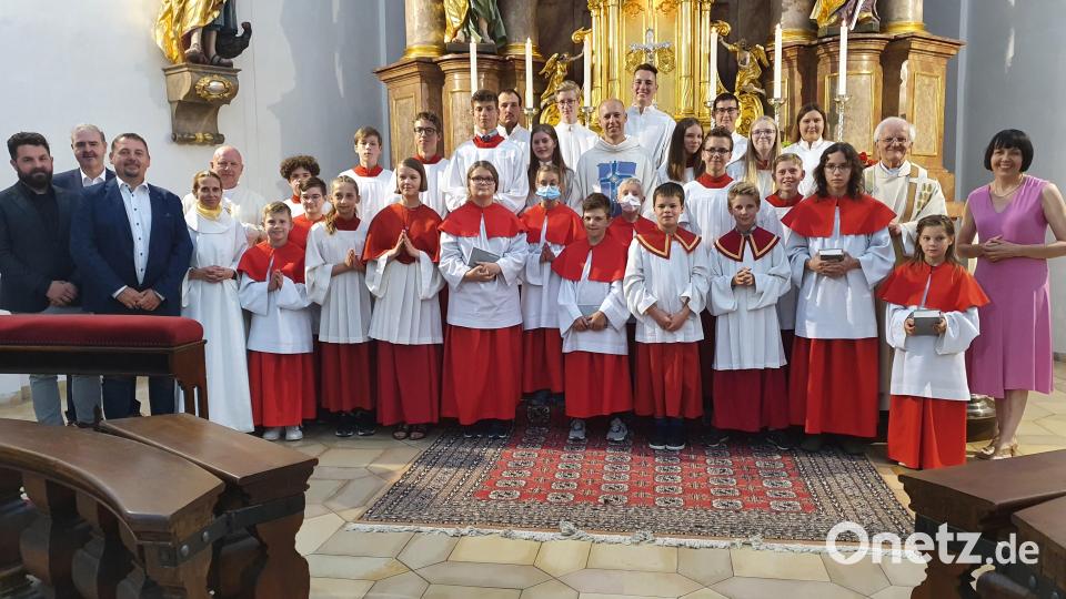 Die Pfarreiengemeinschaft Neustadt-Störnstein-Wilchenreuth wächst zusammen. Zumindest beim Abschiedsgottesdienst für Pater Rafau (Mitte) demonstrierten die drei Pfarreien großen Zusammenhalt. Rechts Pfarrgemeinderatssprecherin Linda Schmauß. Bild: mas